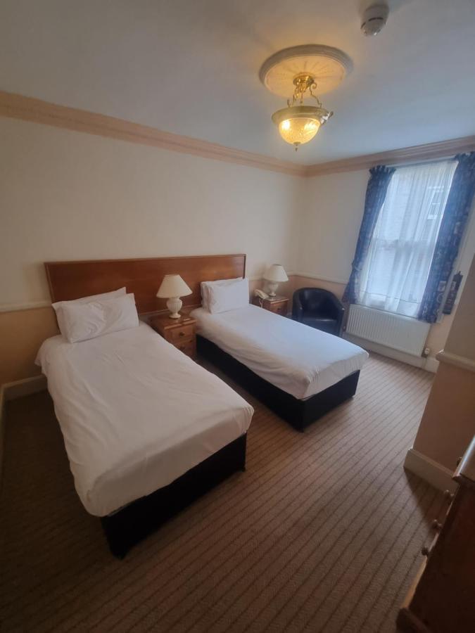 The Royal Oak 2*