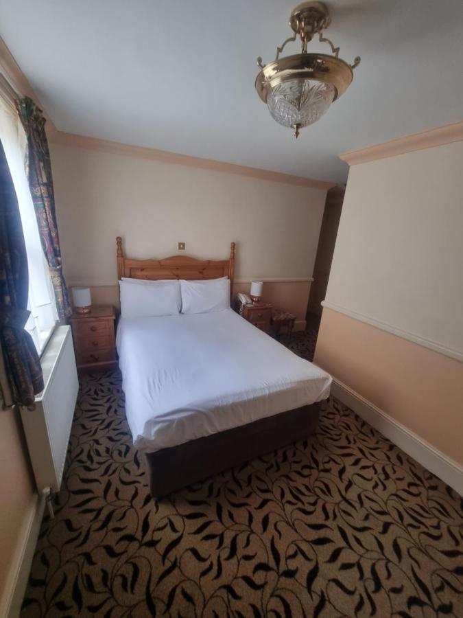 The Royal Oak 2*